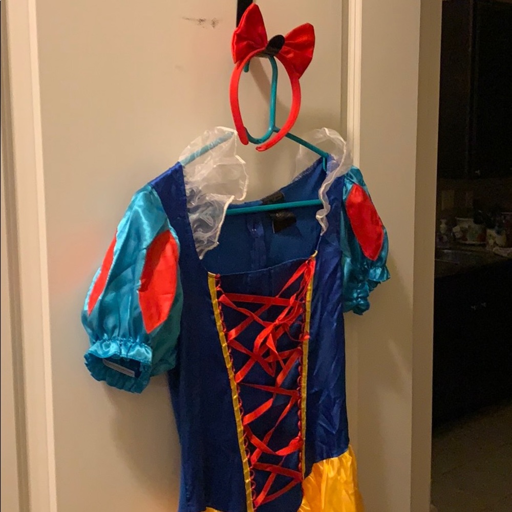 Snow White Halloween Costume sz.small (flexible)